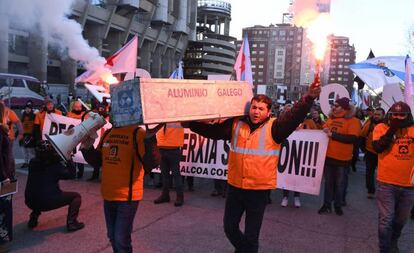Trabajadores de Alcoa de Avilés y A Coruña durante la concentración de este martes ante el Ministerio de Industria.