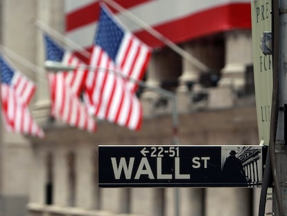 Un cartel de Wall St. junto a la Bolsa de Valores de Nueva York.