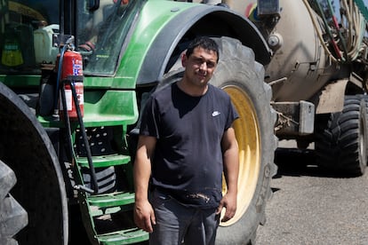 Rossend Pons, junto a su tractor y cuba, en Vilamajor.
