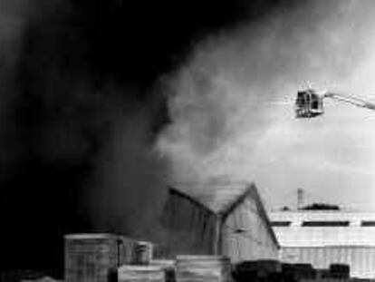 B 36384 - 23/ago/00 - color - Incendio de la industria de vidrio, Crisbisbal S.A, del polígono Aquiberia de la localidad de
Castellbisbal (Vallés Occidental)
. - Foto: Susanna Sáez
