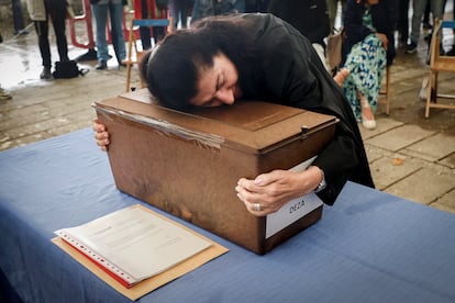 En la imagen, Mauricia Caneda, sobrina de Ignacio Francisco Caneda, abraza los restos de su tío durante el homenaje, el pasado jueves. 
