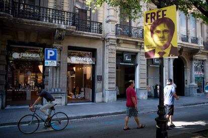 Un poster en Barcelona pide la libertad de Carles Puigdemont, huido en Bélgica.