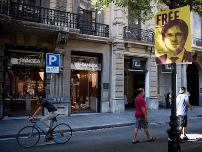 Un poster en Barcelona pide la libertad de Carles Puigdemont, huido en Bélgica.