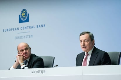 Luis de Guindos, vicepresidente del BCE, y Mario Draghi, presidente.