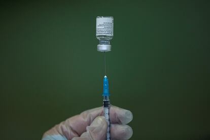 Un sanitario introduce en una jeringuilla la vacuna de Pfizer-BioNTech.
