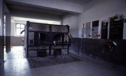 Sala con hornos crematorios de Mauthausen.