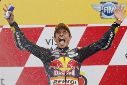 Marc Márquez, piloto de Derbi en la categoría 125cc, celebra su triunfo en el Gran Premio de Japón.