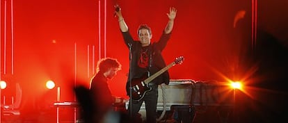 Alejandro Sanz en un momento del concierto, el miércoles en Sevilla.