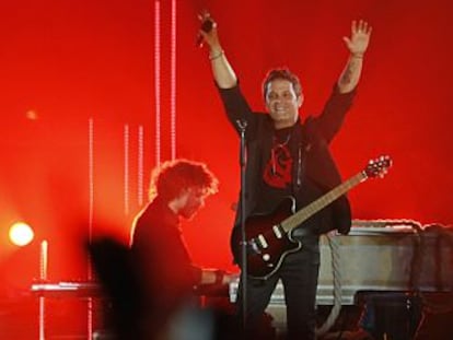 Alejandro Sanz en un momento del concierto, el mi&eacute;rcoles en Sevilla.