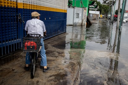 Transeúntes del oriente de la Ciudad de México se vieron afectados por encharcamientos e inundaciones.