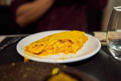 La tortilla de Betanzos, la mejor según muchas guías y artículos gastronómicos (siempre que a uno le guste muy poco hecha).