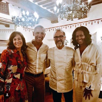 Los Obama posan con Massimo Botura después de comer en la Ostreria Francescana.