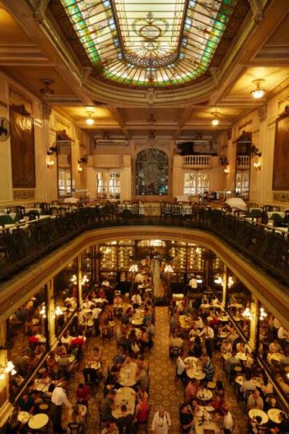 Interior de la Confeitaria Colombo, en Río de Janeiro (Brasil).