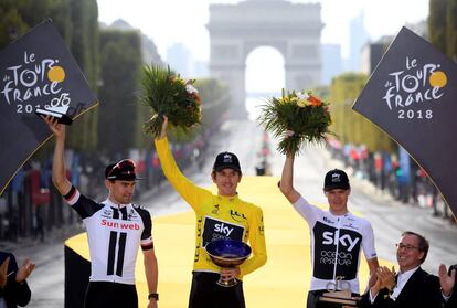 Geraint Thomas del equipo Sky con el maillot amarillo, junto a Tom Dumoulin del Sunweb y Chris Froome de Sky, en el podium.