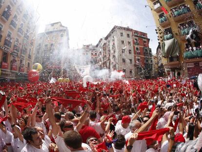 Cientos de personas festejan con sus pañuelos rojos alzados festejan el inicio de las fiestas de San Fermín 2017.