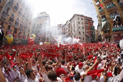 Cientos de personas festejan con sus pañuelos rojos alzados festejan el inicio de las fiestas de San Fermín 2017.