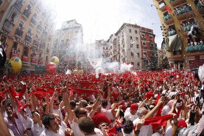 Cientos de personas festejan con sus pañuelos rojos alzados festejan el inicio de las fiestas de San Fermín 2017.