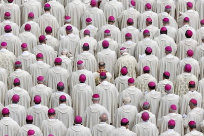 Una vista de los Obispos que asisten a la misa de canonización en la Plaza de San Pedro en el Vaticano.