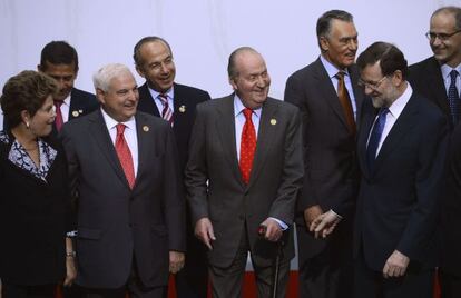 Panama&#039;s President Ricardo Martinelli, Spain&#039;s King Juan Carlos and Spain&#039;s Prime Minister Mariano Rajoy react as they pose for a family photo as part of the XXII Iberoamerican Summit.