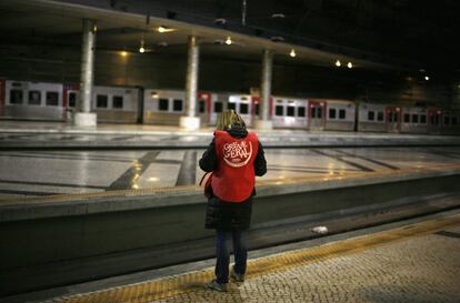 Un piquete informativo sindical, en una estación desierta de Rossio, Lisboa.