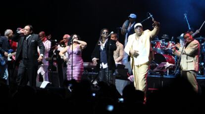 La banda cubana los Van Van, durante su actuación del domingo 31 de enero en Miami, en el teatro James L. Knight Center.