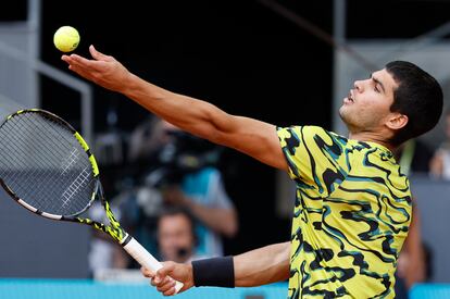 Carlos Alcaraz sirve ante el alemán Jan-Lennard Struff, 
 durante la final. 