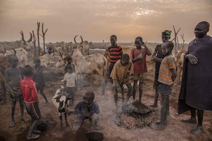 Crianças sudanesas reúnem-se ao redor de uma fogueira em Mingkaman, no estado de Lagos (Sudão do Sul).