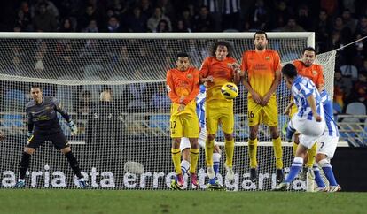 El 'Chory' Castro dispara una falta a portería ante la barrera azulgrana.