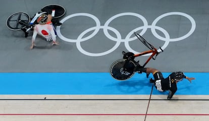 El inglés Jack Carlin y el japones Shinji Nakano tienen un accidente en ciclismo en pista.