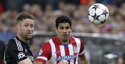 Diego Costa trata de superar a Cahill durante el partido entre el Atlético y el Chelsea del martes.