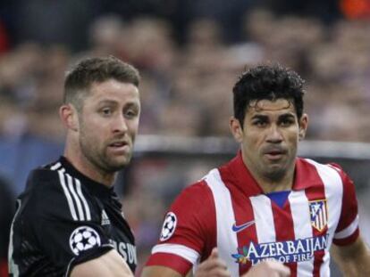 Diego Costa trata de superar a Cahill durante el partido entre el Atlético y el Chelsea del martes.