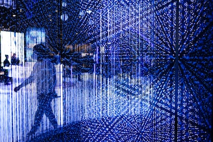 Un visitante interactúa con un holograma en el pabellón de Telefónica del Mobile World Congress de Barcelona (MWC) el pasado 3 de marzo.