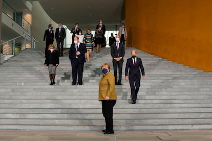 La canciller alemana Angela Merkel posa para una foto de grupo con ministros y otros miembros de su Gobierno después de la reunión del gabinete en la Cancillería en Berlín, Alemania.
