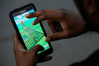 El juego de ralidad aumentada Pokmon Go se muestra en la pantalla con un mapa virtual de Bryant Park, en Nueva York (Estados Unidos) el 11 de julio de 2016.