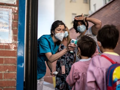 Toma de temperatura en el colegio Tomás Bretón, afectado por las obras de la operación Mahou-Calderón.