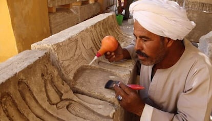 El rais (cap dels treballadors) Alí Faruk, consolidant un dels relleus del temple de Ptolomeu trobats a Sharuna.