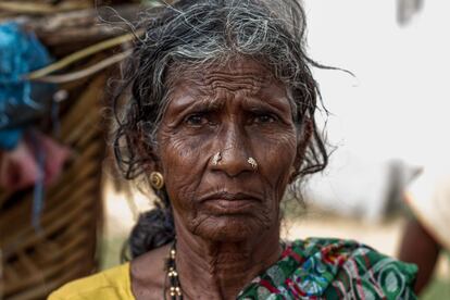 Chikamma, la abuela y suegra de Jayamma, sostiene que los kadugolla cumplen con su generación desde hace generaciones y afirma sin tapujos que no le gusta que las madres recién dadas a luz entren en su casa.