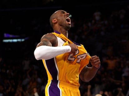 Kobe Bryant se agarra la camiseta con la que celebró un triple frente a los Denver Nuggets, el 23 de abril de 2008 en el Staples Center de Los Ángeles.