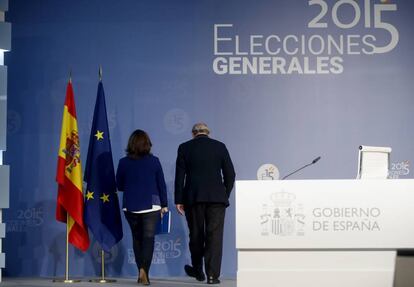 Soraya Sáenz de Santamaría y Jorge Fernández Díaz tras facilitar los datos oficiales del escrutinio de las elecciones generales de 2015