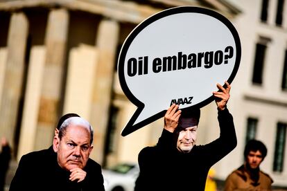 Unos activistas con máscaras del canciller Olaf Scholz y del ministro de Economía, Robert Habeck, protestan contra la importación de gas y petróleo de Rusia, el pasado viernes en Berlín.