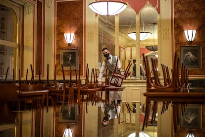 Un camarero en el Cafe Louvre de Praga, el pasado viernes.