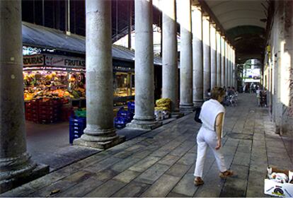 El porche del lado mar de la Boqueria, uno de los dos que quedarán cerrados por la noche desde principios del año que viene.