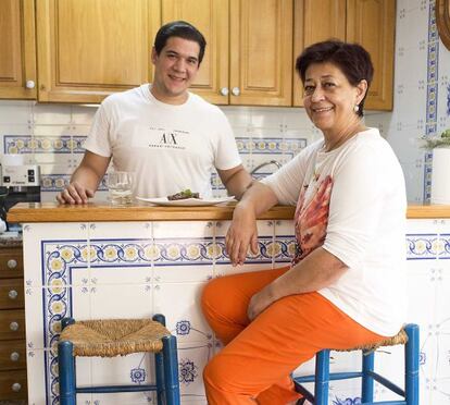 Juan Manuel Sánchez con su madre, Juani, en su casa de Albox el lunes pasado.