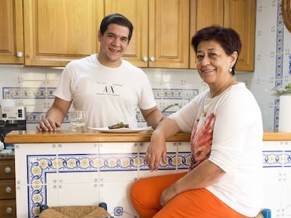 Juan Manuel Sánchez con su madre, Juani, en su casa de Albox el lunes pasado.