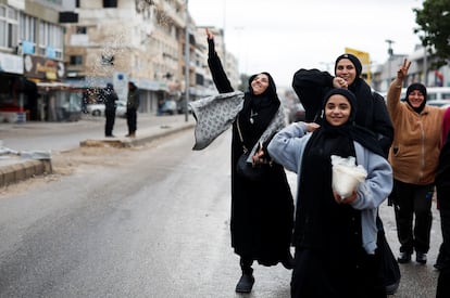 Un grupo de mujeres dan la bienvenida a los desplazados en la ciudad libanesa de Tyre, este miércoles. 