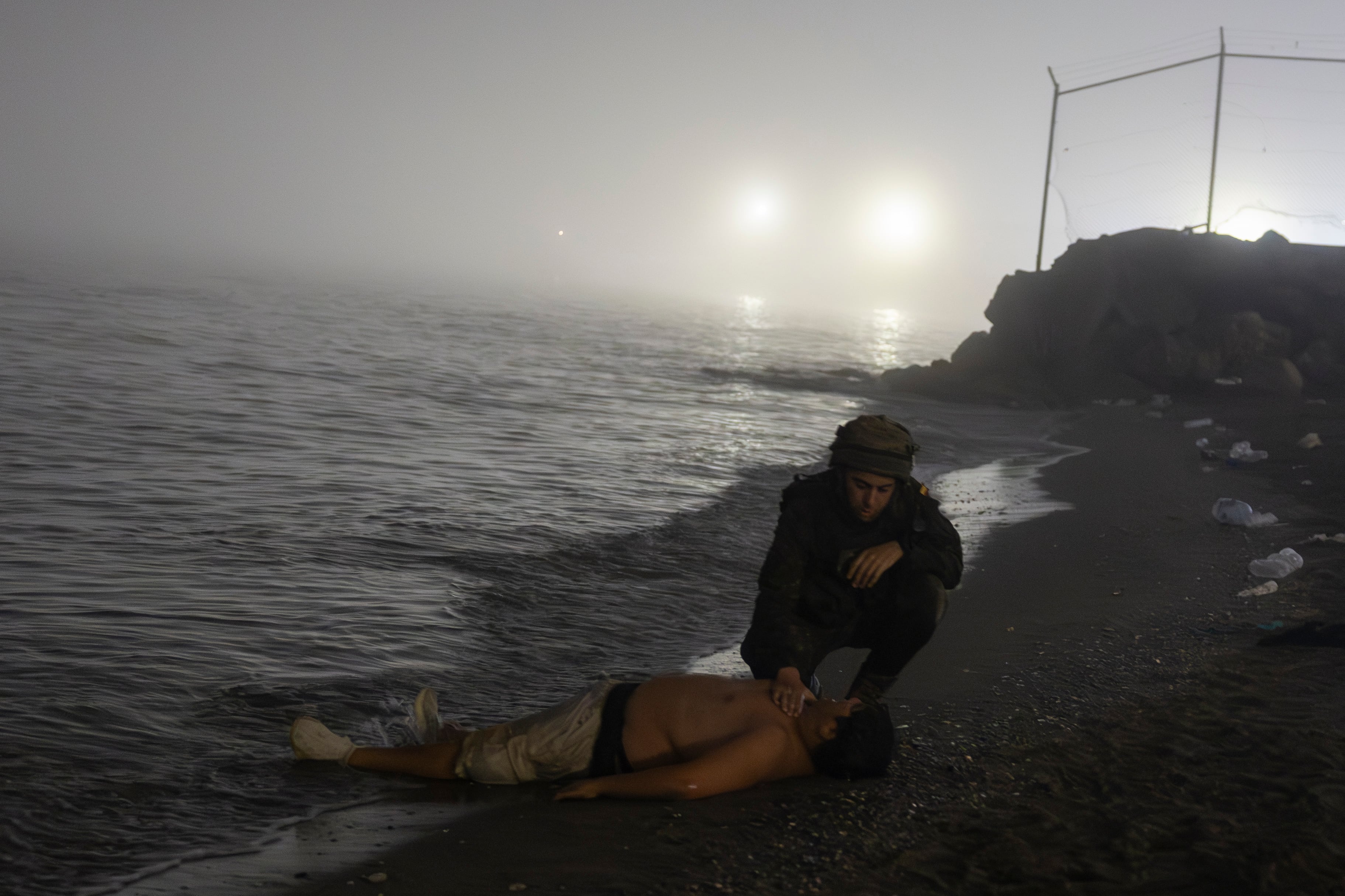 Relato fotográfico | Un rescate de madrugada en la playa de El Tarajal