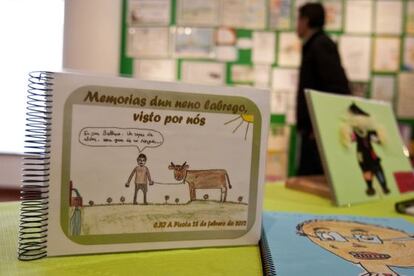 Un trabajo de los alumnos de A Picota sobre Memorias dun neno labrego, en una muestra en A Estrada.