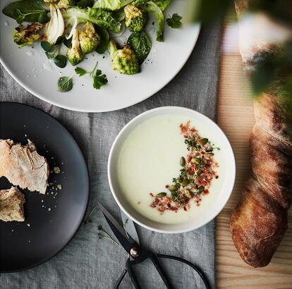 Parece que ahora todo es cuestión de blanco o negro a la hora de emplatar. La serie Dinera permite tener ambas tendencias en la mesa por poco dinero con un amplio repertorio de platos llanos, hondos, boles y tazas de desayuno que permite combinarlas entre sí o optar por una vajilla monocolor. Las piezas están fabricadas en cerámica con esmalte de acabado mate y es apta para la limpieza en lavavajillas. Precio: 1,50 euros el cuenco (antes costaba 2 euros) y 2 euros el plato llano (antes costaba 3 euros).