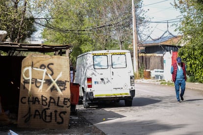 Un hombre camina junto a un chamizo construido con maderas donde se lee la palabra hachís. Esta zona de la Cañada está llena de quioscos artesanales donde se vende todo tipo de productos. Desde droga hasta pan o agua.