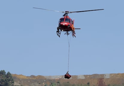 A imagem dos helicópteros dos bombeiros levando corpos de pessoas soterradas pela lama de rejeitos é uma cena recorrente no céu de Brumadinho desde o rompimento da barragem da Vale na sexta-feira da semana passada.